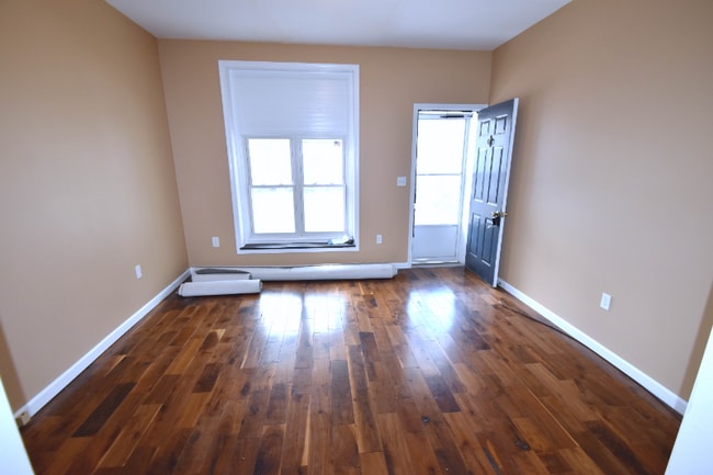 Building Photo - 304 N Heller Ave