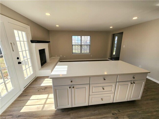 Foto del edificio - Beautifully renovated end-unit townhouse located in Central Virginia Beach