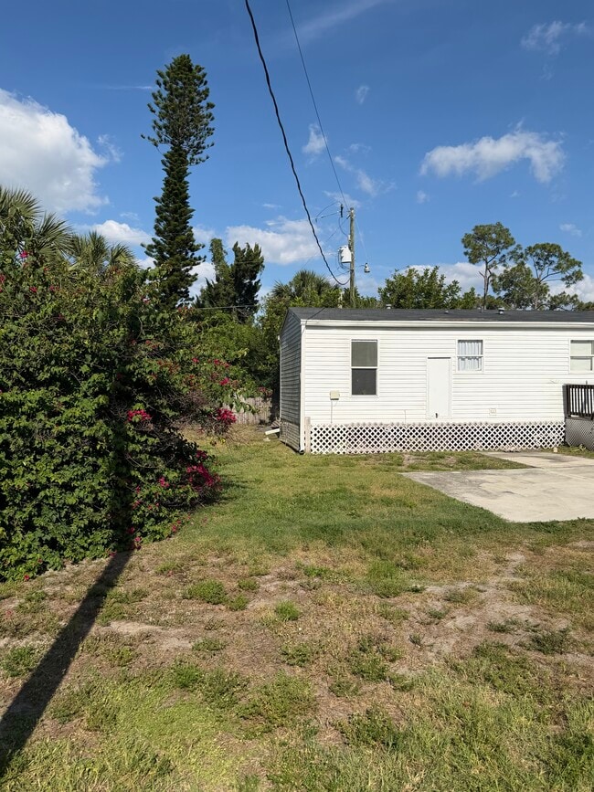 Building Photo - 2024 Laurel Ln