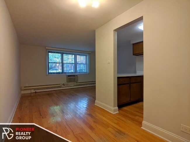 Building Photo - 665 W Wrightwood