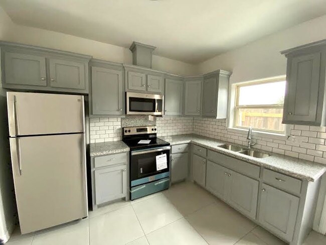 Foto del edificio - 1914 Bahamas Dr