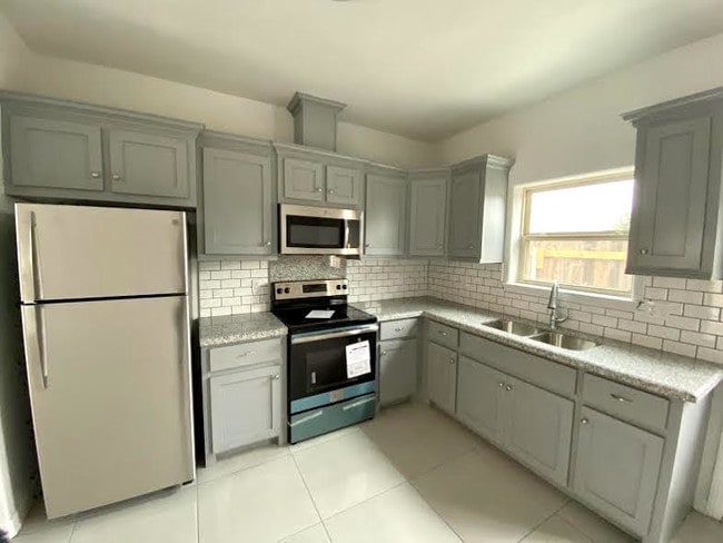 Building Photo - 1914 Bahamas Dr