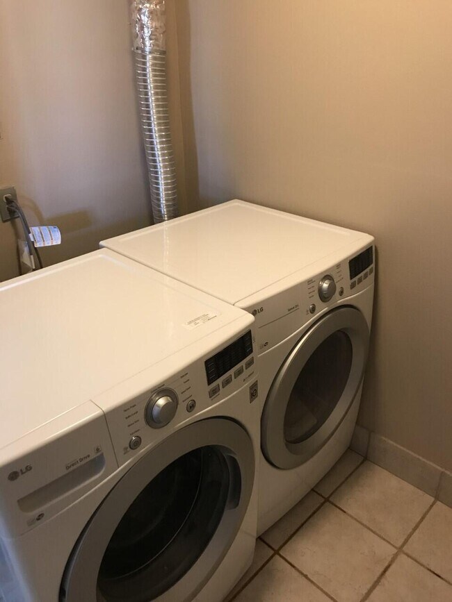 Building Photo - 7811 Cielo Vista Dr