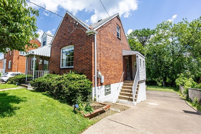 Building Photo - Charming 3-Bedroom Home on a Quiet Street ...