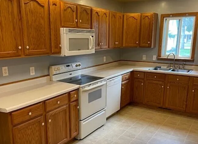 Building Photo - 4-Bedrooms! Garage! PETS WELCOME