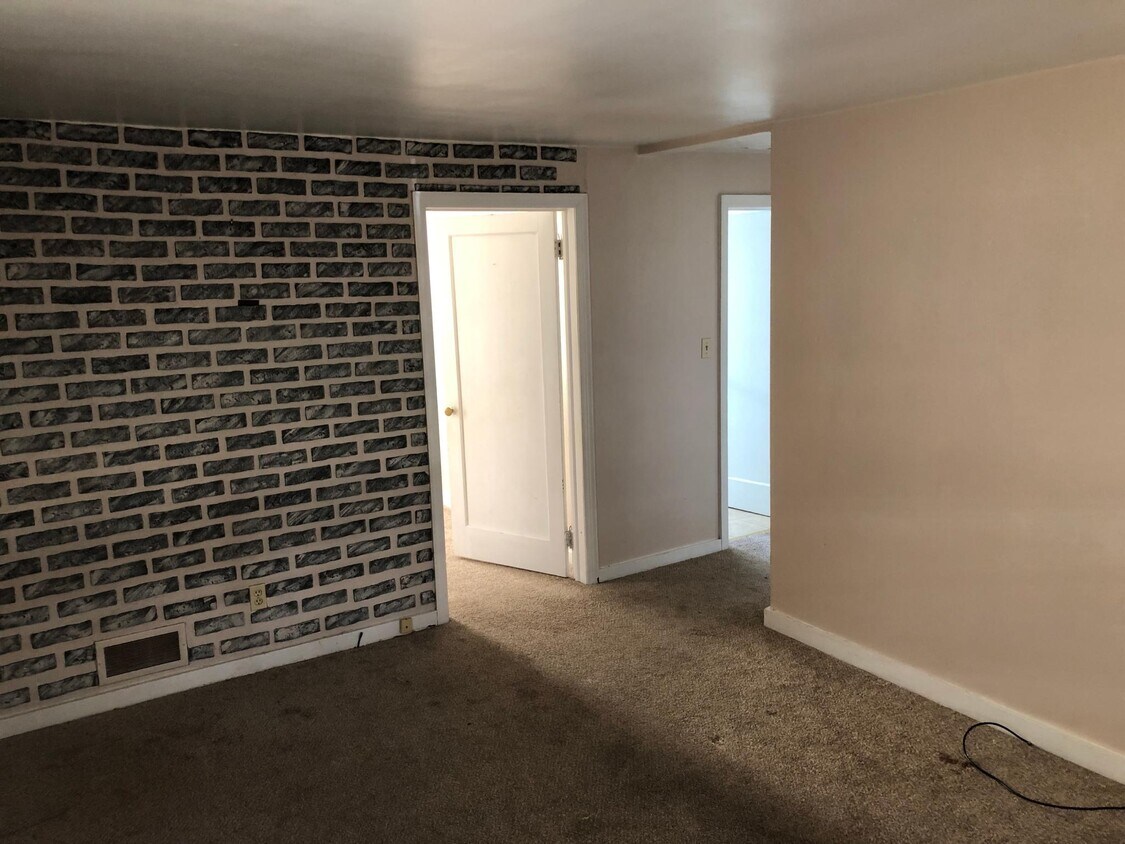 Living room - 405 W 8th Ave