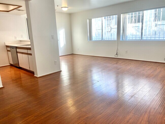 Building Photo - 500 S St Andrews Pl