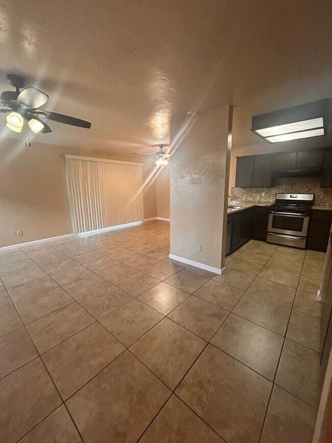 Building Photo - Cute home for rent in Visalia!
