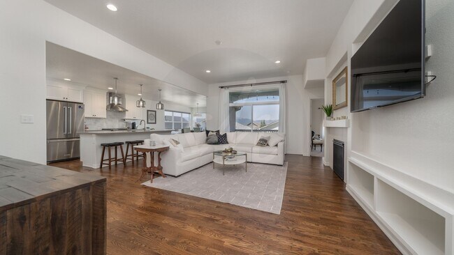 Building Photo - Stunning Walk out Ranch Style Home in Cumb...