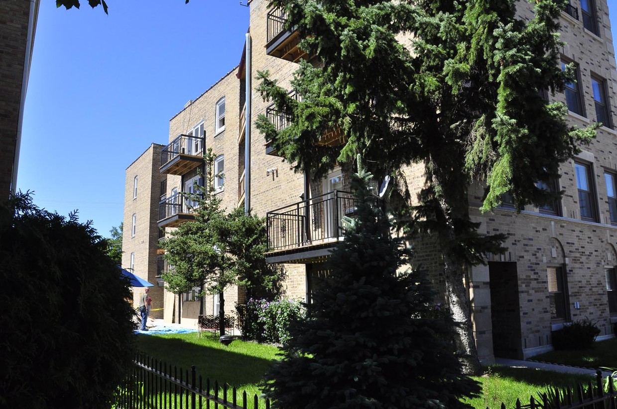 Primary Photo - 5724-26 N Mozart St