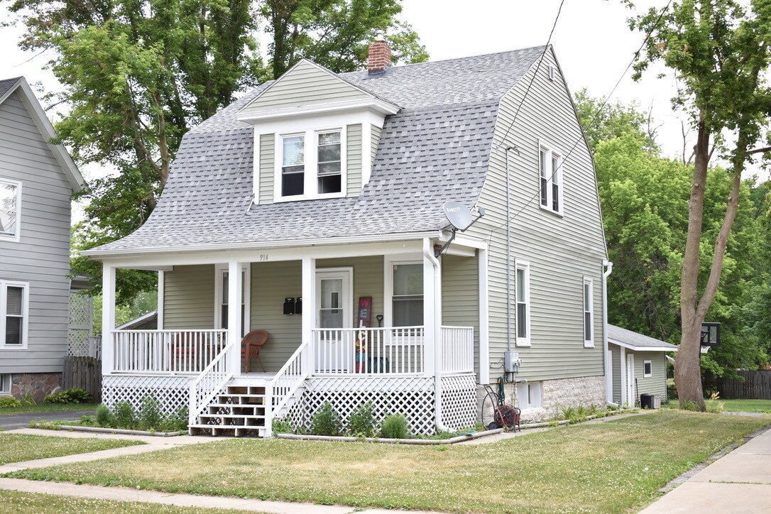 914 Clay St Unit 2, Woodstock, IL 60098 Room for Rent in Woodstock