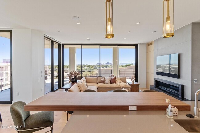 Foto del edificio - 5000 N Camelback Rdg Dr