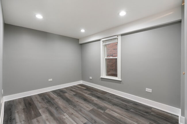 Building Photo - 4624 N Springfield Ave