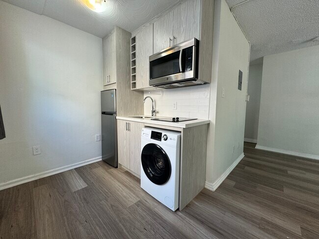 Building Photo - 140 Springhurst Ave
