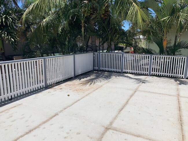 Foto del edificio - Great Kahana Home- 50 yards to the beach!