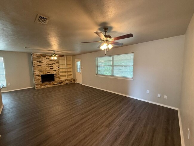 Foto del edificio - 3 Bed | 2 Bath | 2-Car Garage + Carport – ...