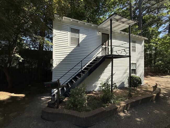 Foto del edificio - Private Garage Apartment!