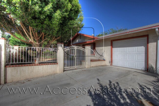 Foto del edificio - Charming 2 Bed/1 Bath Fenced Home With HUG...