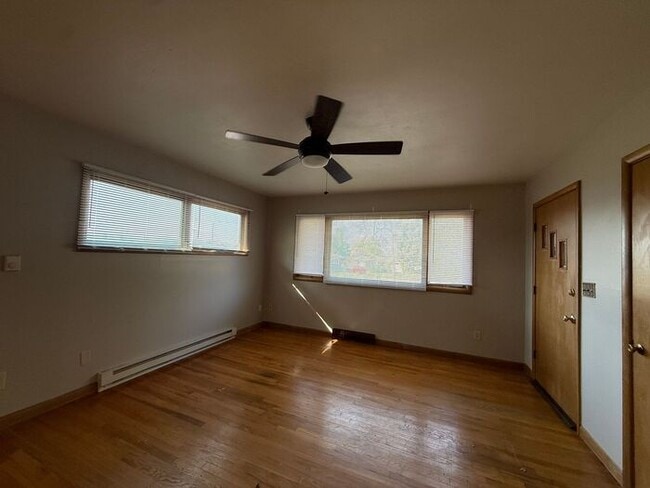 Building Photo - $1,600 | 3 Bedroom, 1 Bathroom House | No ...