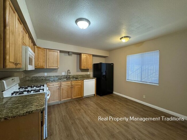 Building Photo - Spacious 2 + 1 Apartment in Palmdale