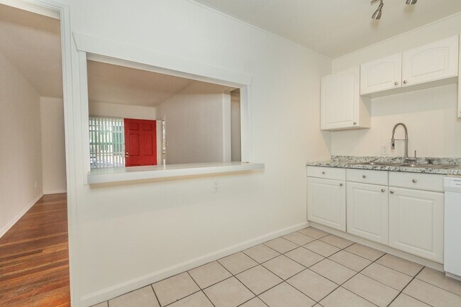 Foto del edificio - Charming 2 bed /1 Bath Duplex in Pacific Beach 8 Blocks From the Ocean!