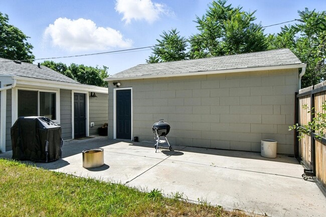 Foto del edificio - Gorgeous updated ranch with GARAGE and Cen...