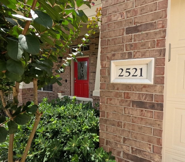 Foto del edificio - 2521 Saratoga Dr