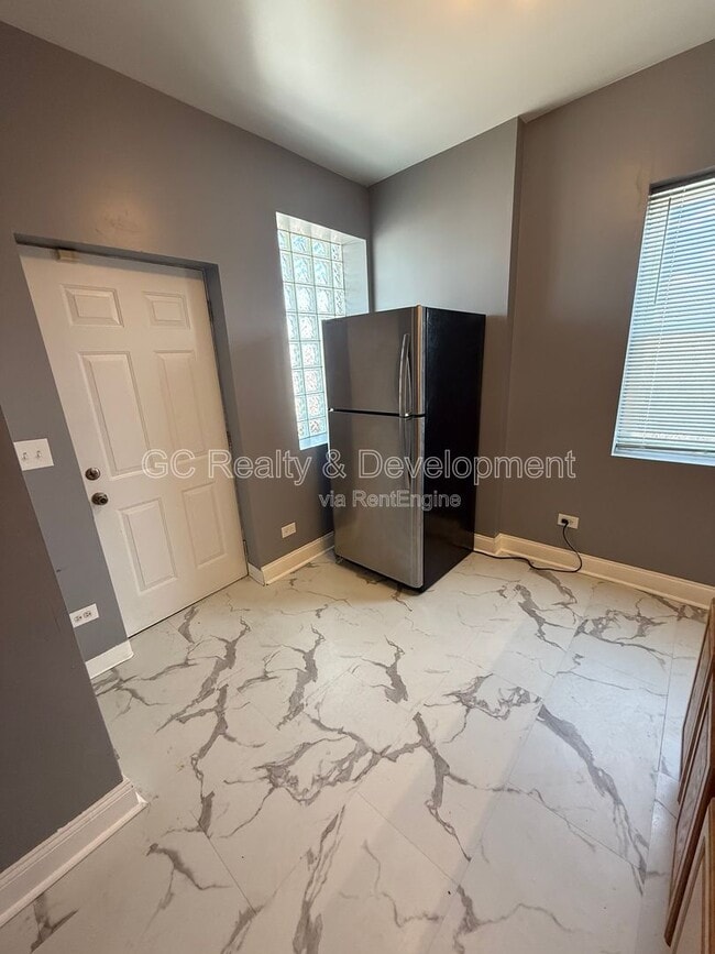 Foto del edificio - 3302 W Fulton Blvd