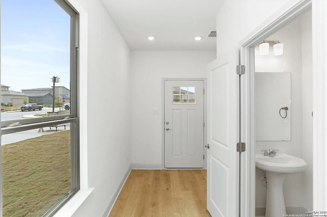 Foto del edificio - 401 W Commerce St