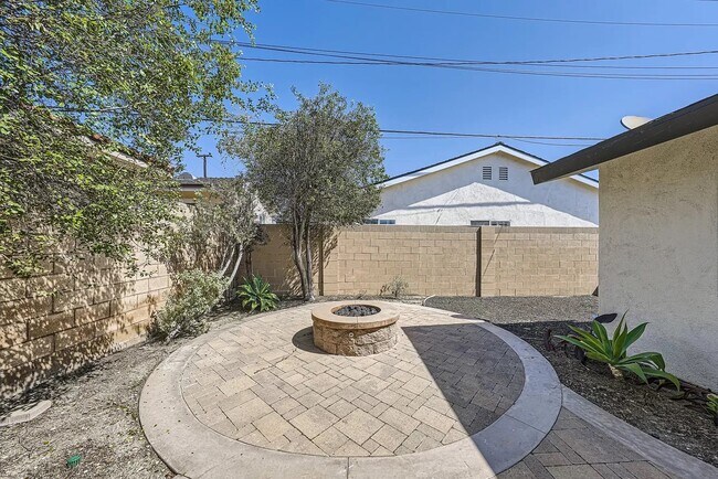 Building Photo - 9433 Geranium Cir