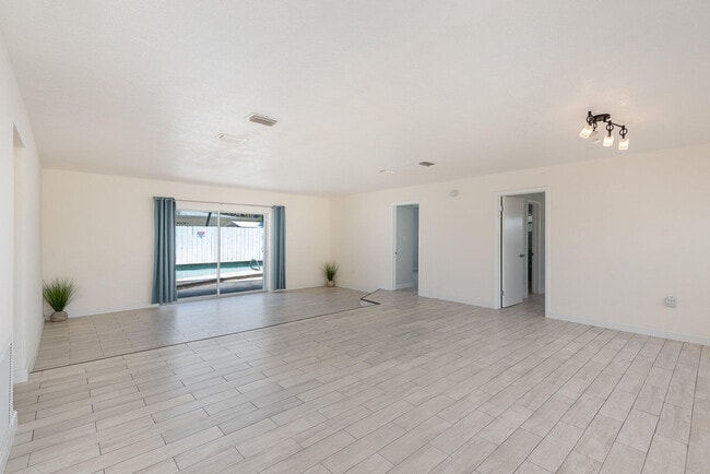 Building Photo - 705 3rd Ave