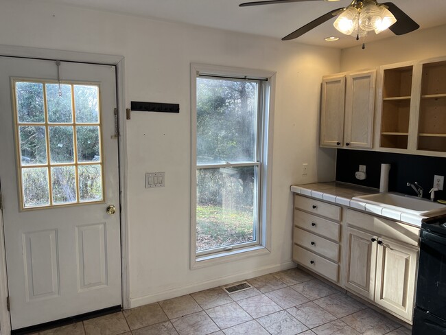 Ventanas Sunny Kitchen - 6 Churchill Ln