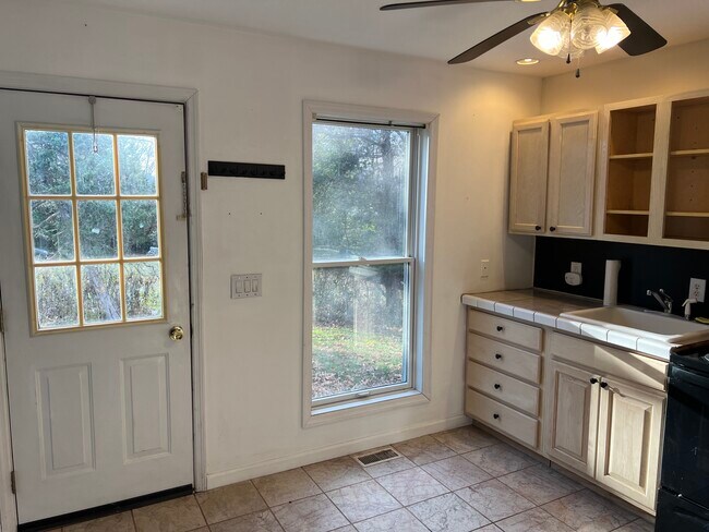 Ventanas soleadas en la cocina - 6 Churchill Ln