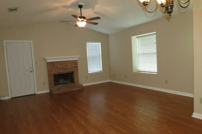 Building Photo - 2BR/2BA Townhome