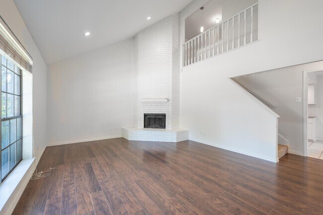 Foto del edificio - 9348 Highedge Cir