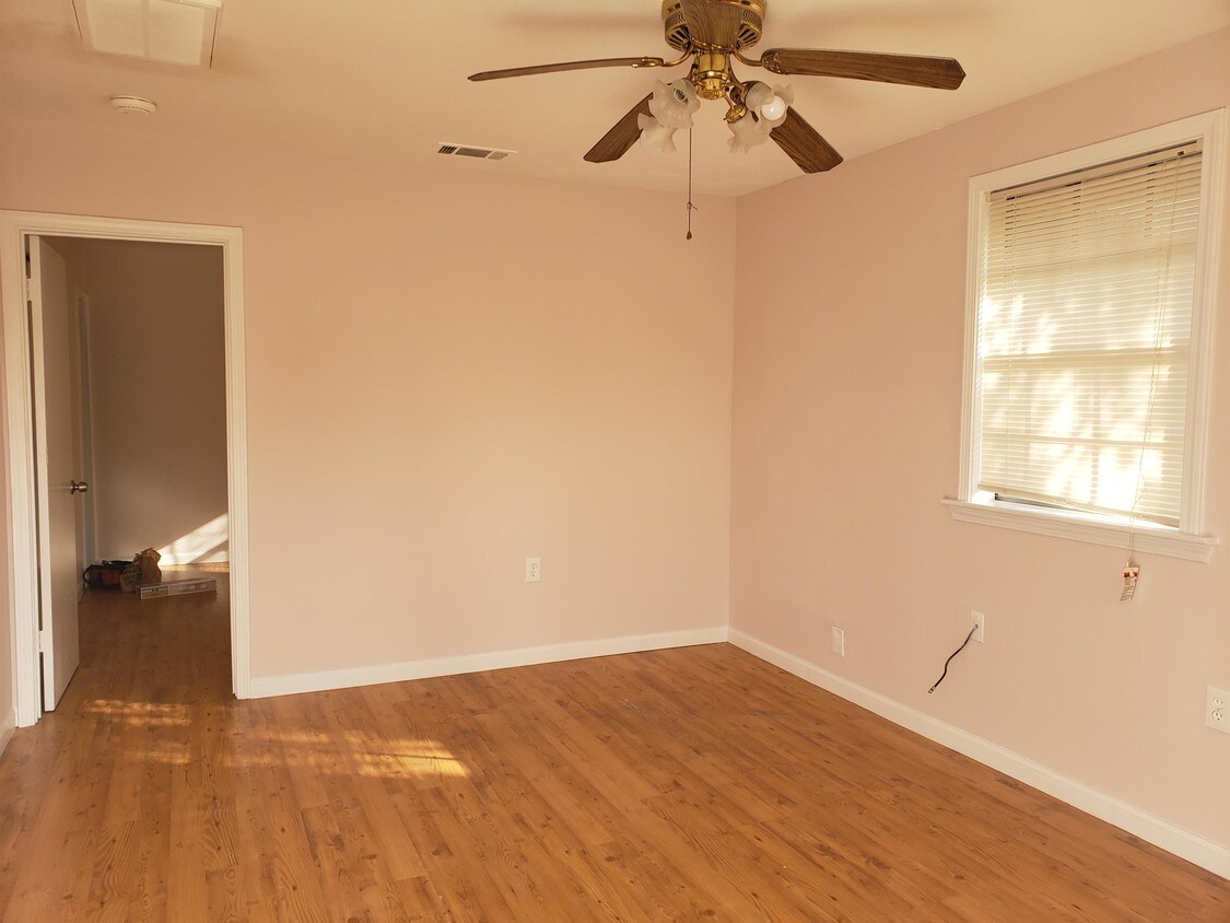 4 Claremont Dr Unit D, Marrero, LA 70072 Room for Rent in Marrero, LA