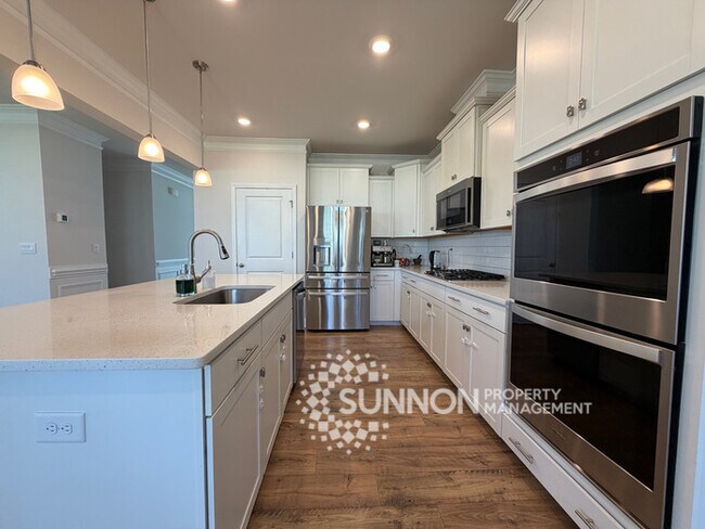 Foto del edificio - 5 Bed 4.5 Bath with Huge Bonus
