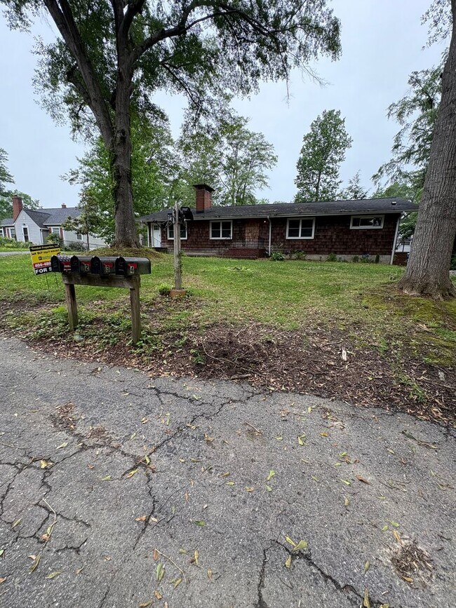 Foto del edificio - 3 bedroom 3 bath in Spartanburg with Lots of Space !!! Workshop in the garage!!