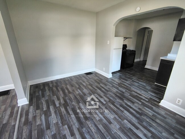 Building Photo - 1325 W 10th St