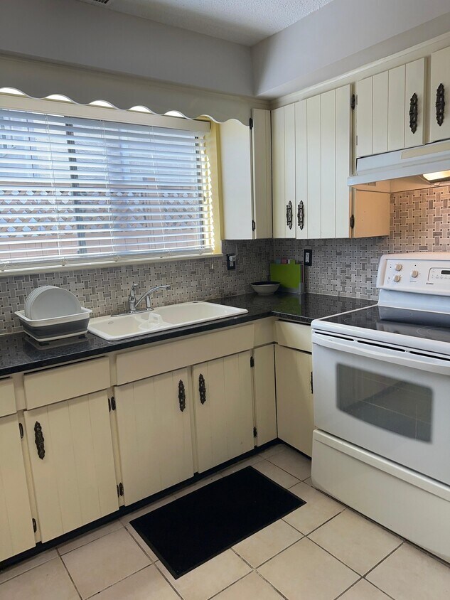 Photo principale - 784 E 56th Ave