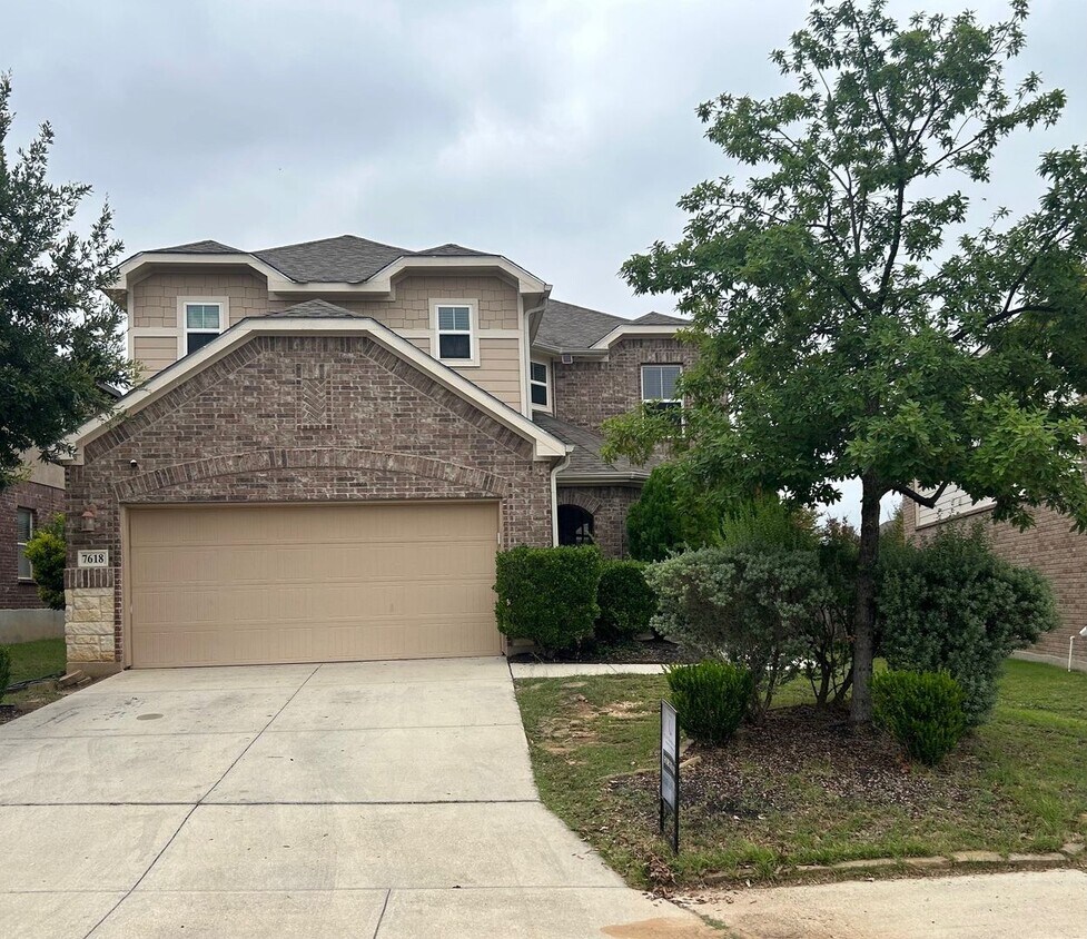 Foto principal - Gorgeous 4 Bed/ 3Bath house for rent! Avai...