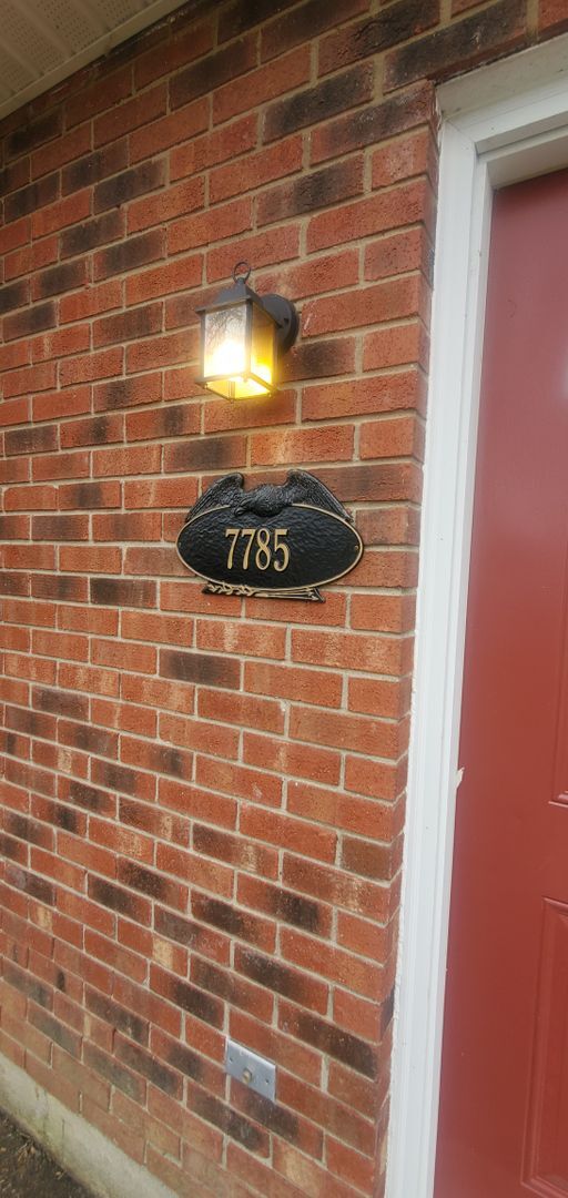 Building Photo - Spacious 2 bedroom 2 bath townhouse