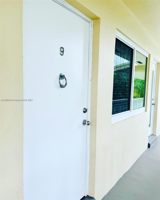 Foto del edificio - 2110 NE 39th St