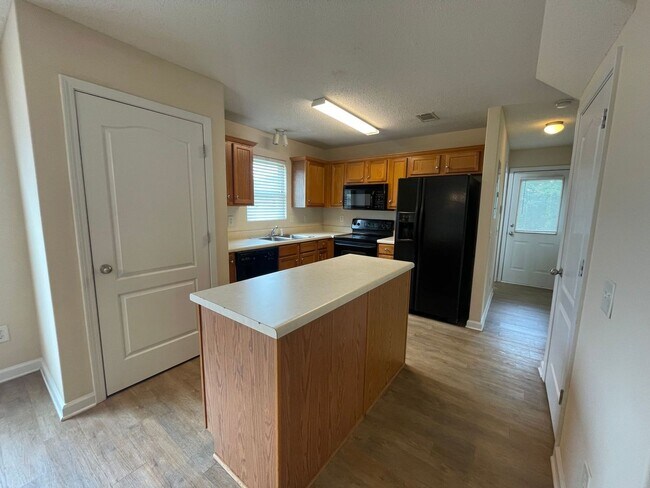 Building Photo - PRE-LEASING FOR JUNE 5TH 2026! 1/2 Off Deposit!