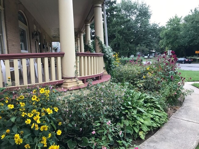 Foto del edificio - 1242 E High St