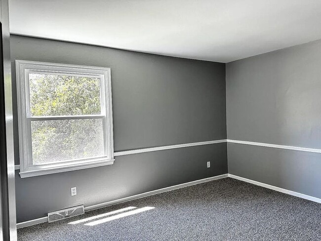 Building Photo - 340 Crescent Ln