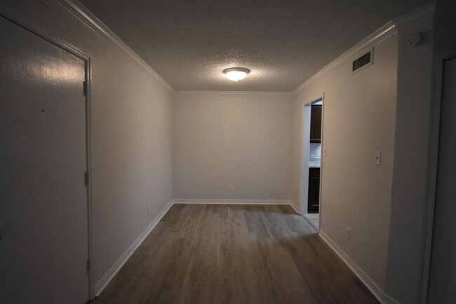 Building Photo - 2 Bed/1 Bath, 1st Floor condo in Serravell...