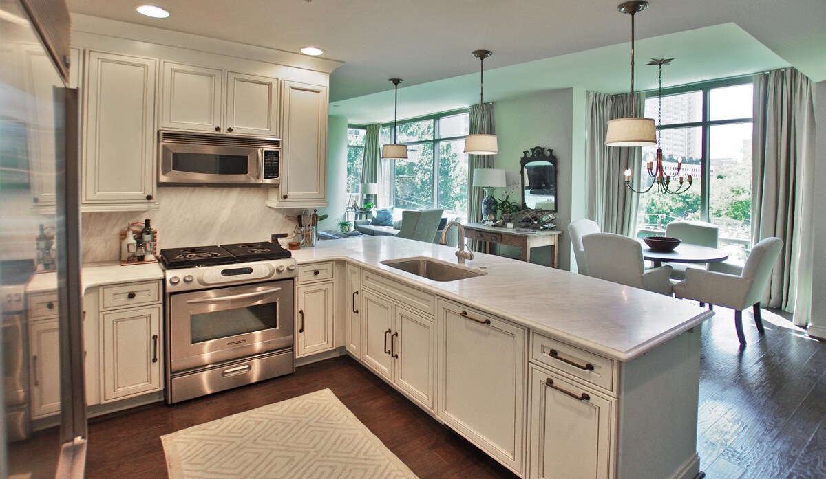 Kitchen / Custom Finishings - 905 Juniper St NE