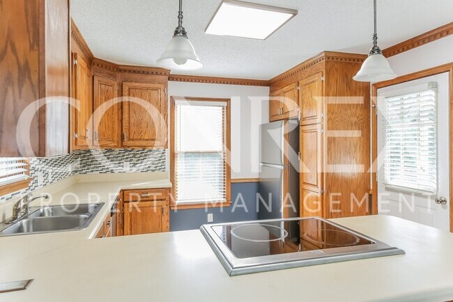 Foto del edificio - Beautiful 3 Bedroom with Backyard Deck!