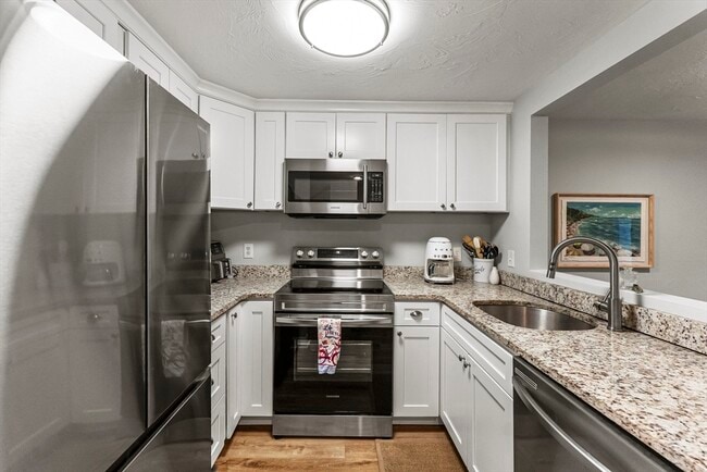 Building Photo - 18 Westcliff Dr